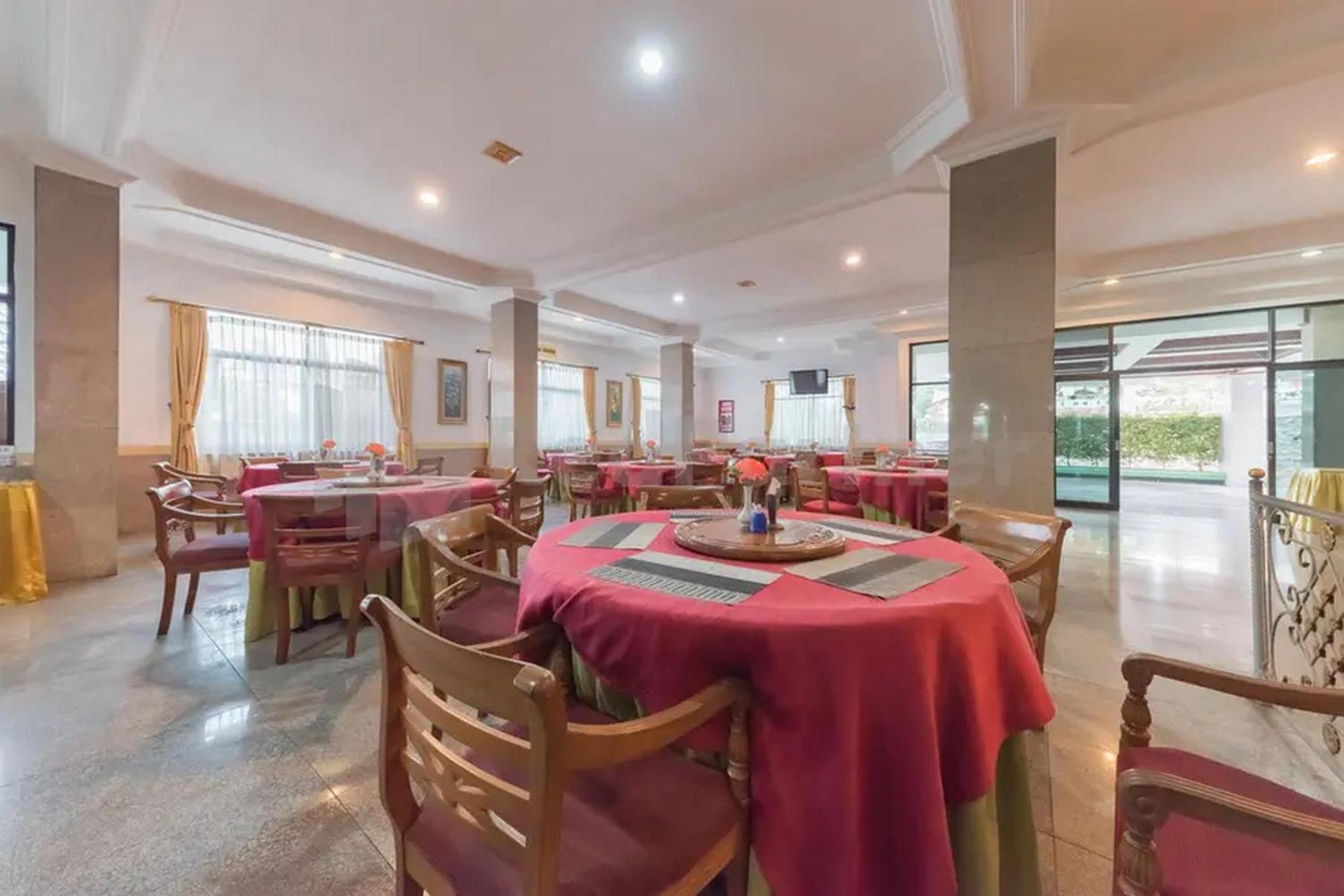 Hotel Ayong Linggarjati Kuningan Mitra Reddoorz ภายนอก รูปภาพ