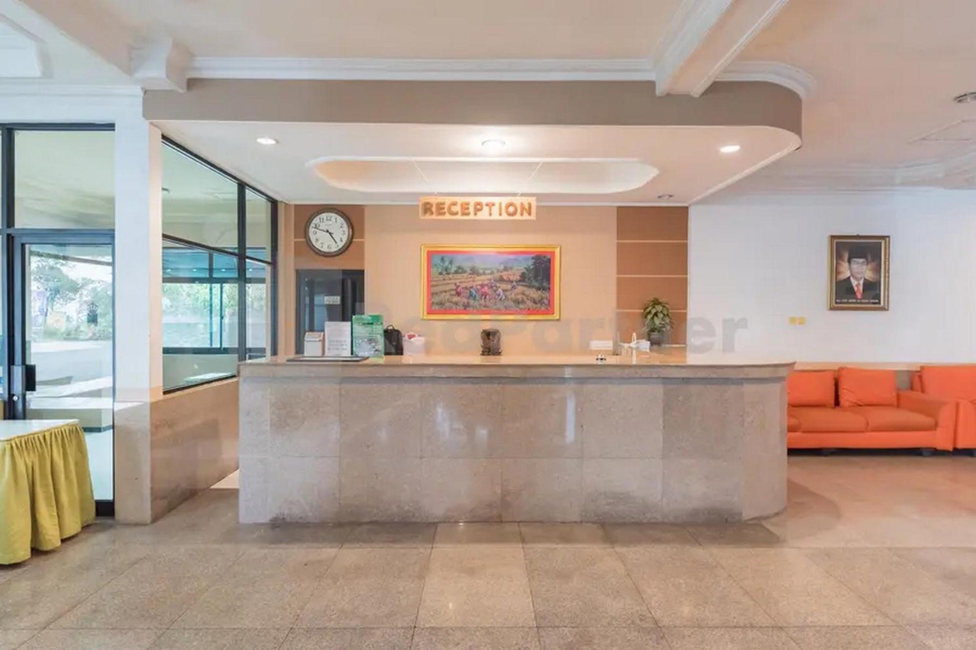 Hotel Ayong Linggarjati Kuningan Mitra Reddoorz ภายนอก รูปภาพ