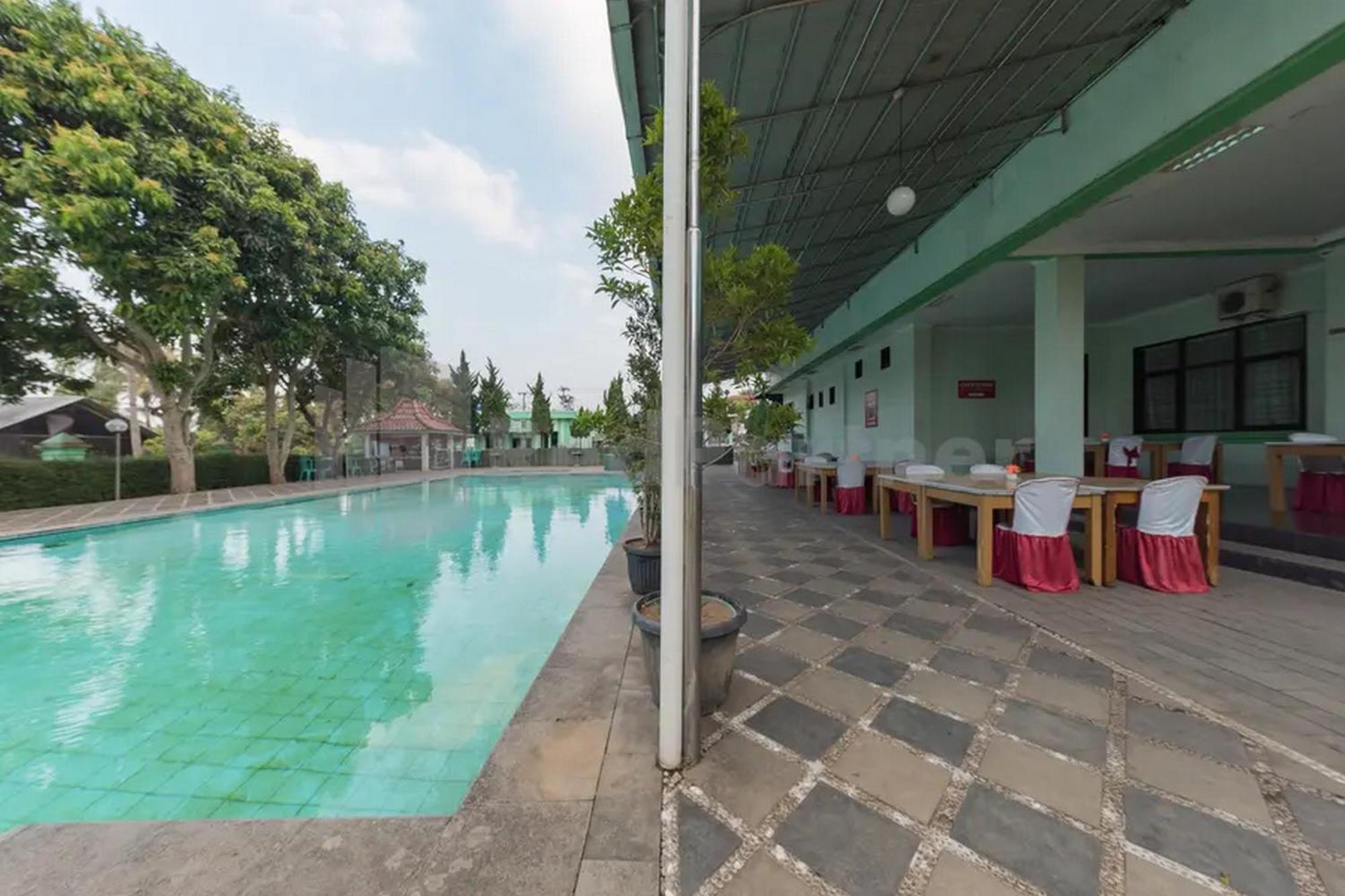 Hotel Ayong Linggarjati Kuningan Mitra Reddoorz ภายนอก รูปภาพ