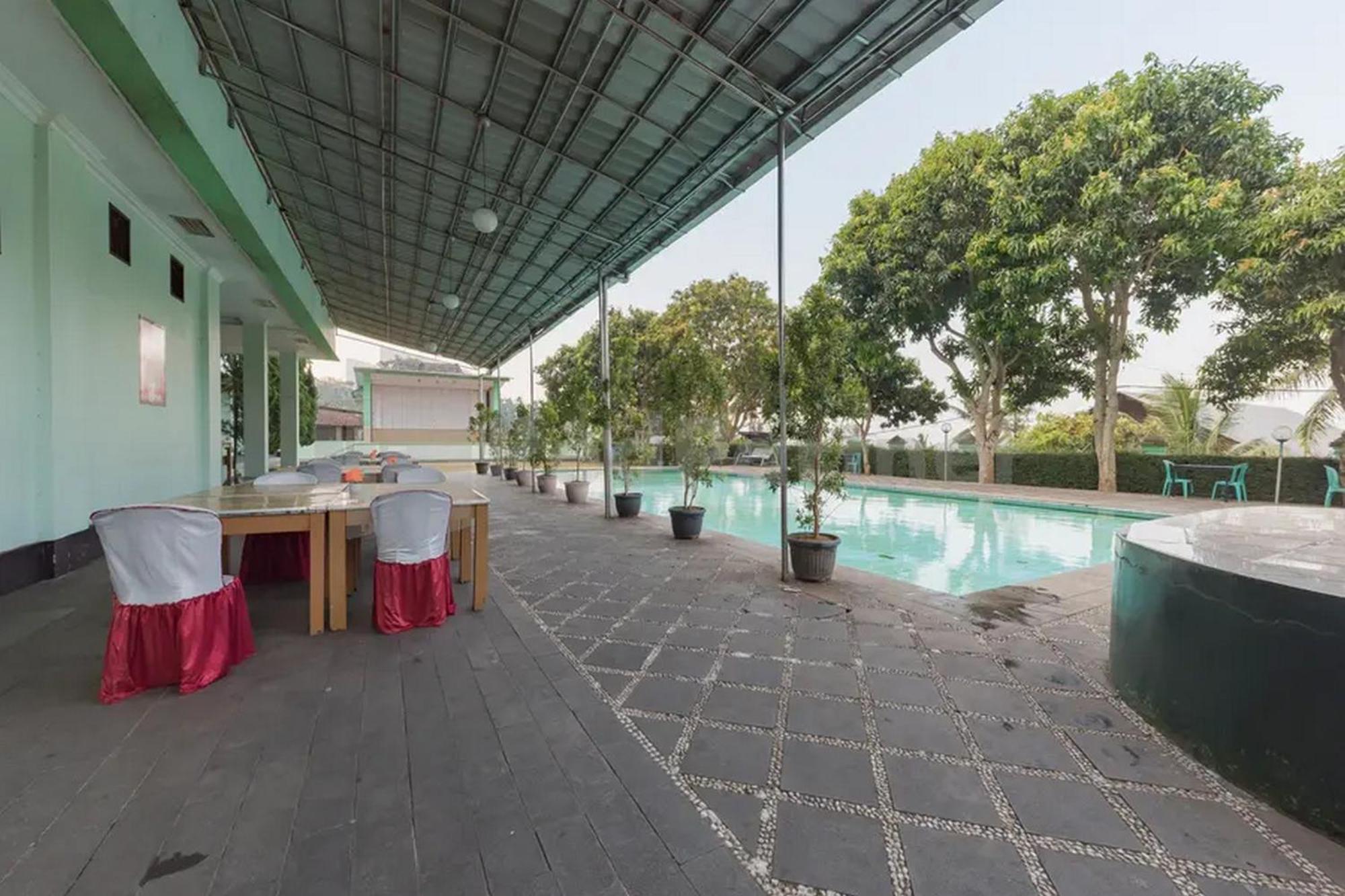 Hotel Ayong Linggarjati Kuningan Mitra Reddoorz ภายนอก รูปภาพ