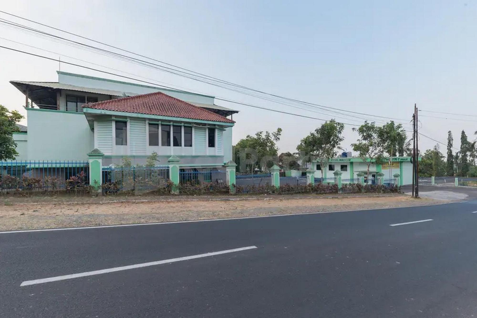 Hotel Ayong Linggarjati Kuningan Mitra Reddoorz ภายนอก รูปภาพ