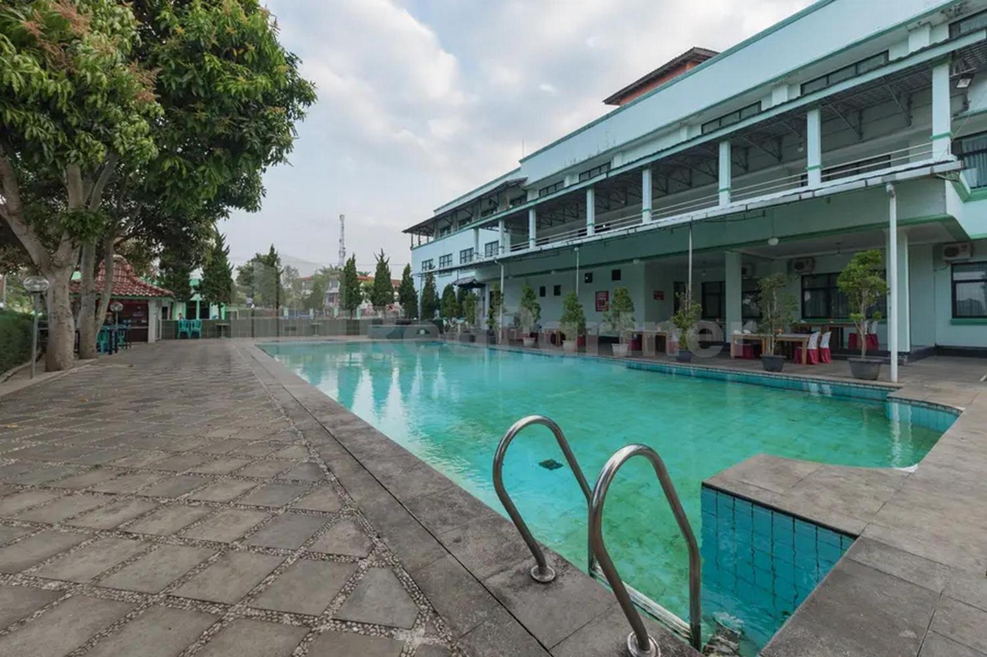 Hotel Ayong Linggarjati Kuningan Mitra Reddoorz ภายนอก รูปภาพ