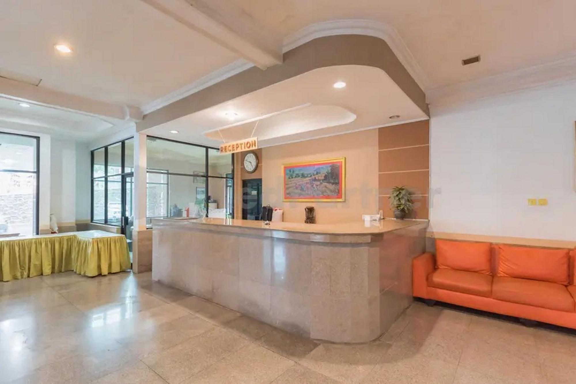 Hotel Ayong Linggarjati Kuningan Mitra Reddoorz ภายนอก รูปภาพ