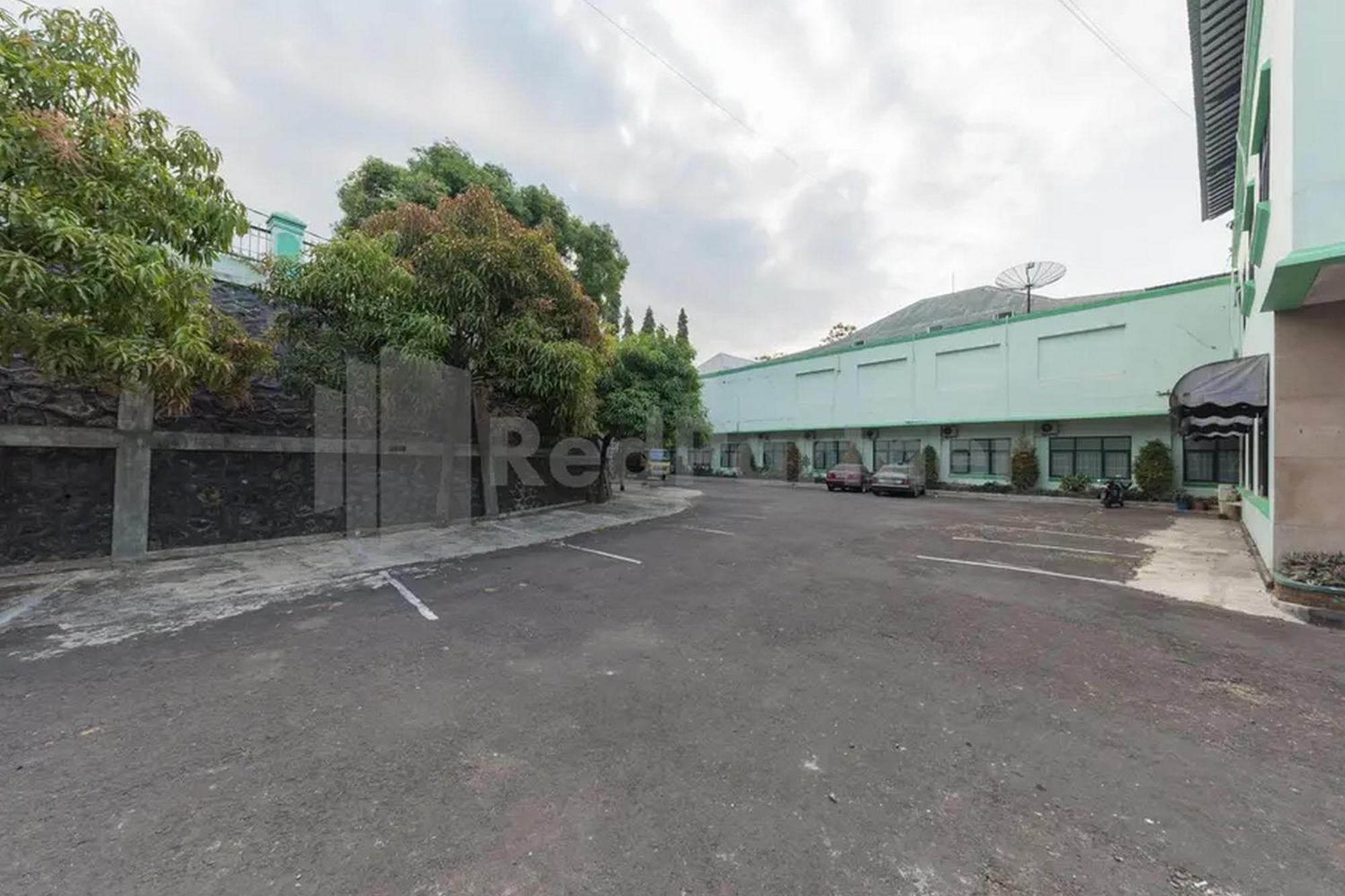 Hotel Ayong Linggarjati Kuningan Mitra Reddoorz ภายนอก รูปภาพ