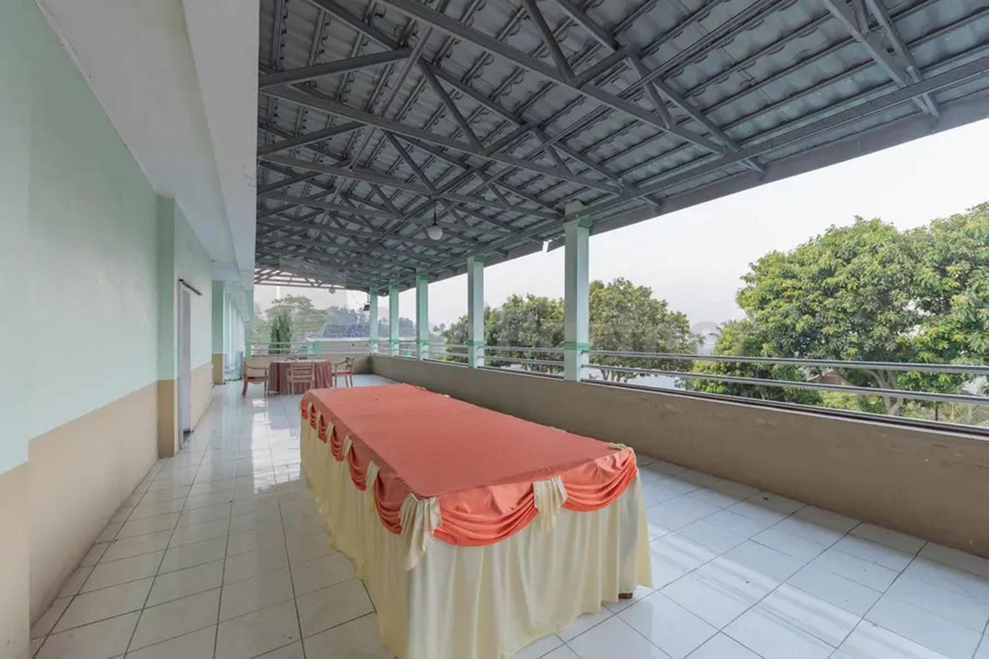 Hotel Ayong Linggarjati Kuningan Mitra Reddoorz ภายนอก รูปภาพ