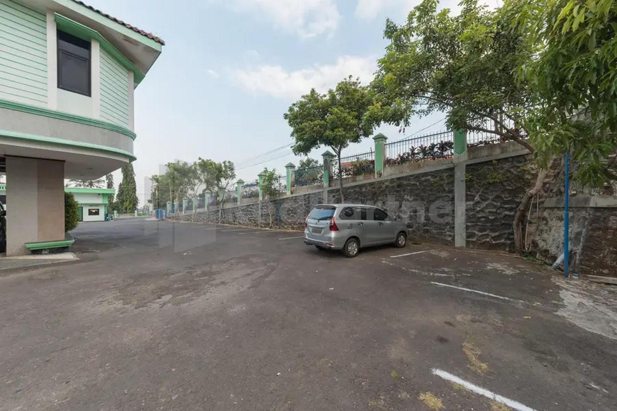 Hotel Ayong Linggarjati Kuningan Mitra Reddoorz ภายนอก รูปภาพ