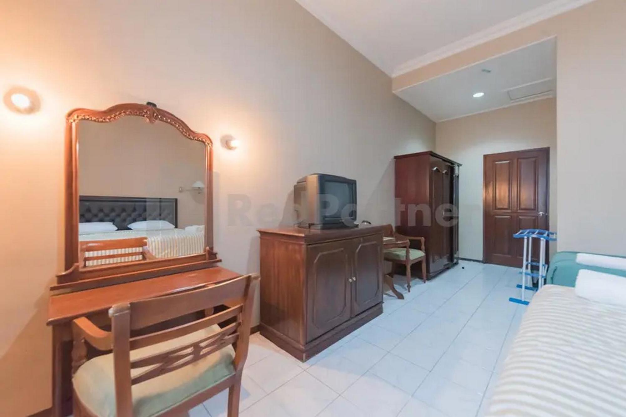 Hotel Ayong Linggarjati Kuningan Mitra Reddoorz ภายนอก รูปภาพ