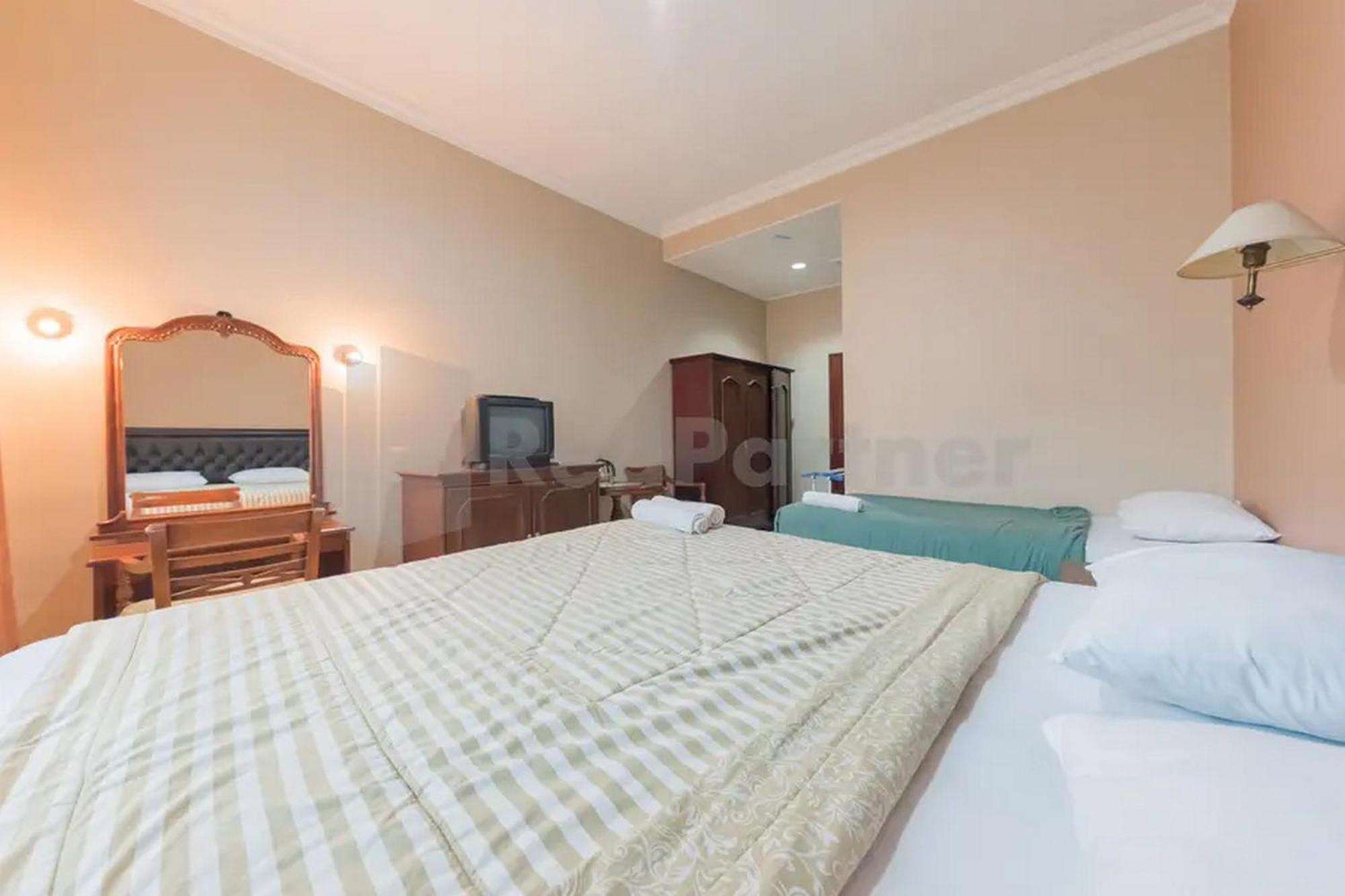 Hotel Ayong Linggarjati Kuningan Mitra Reddoorz ภายนอก รูปภาพ