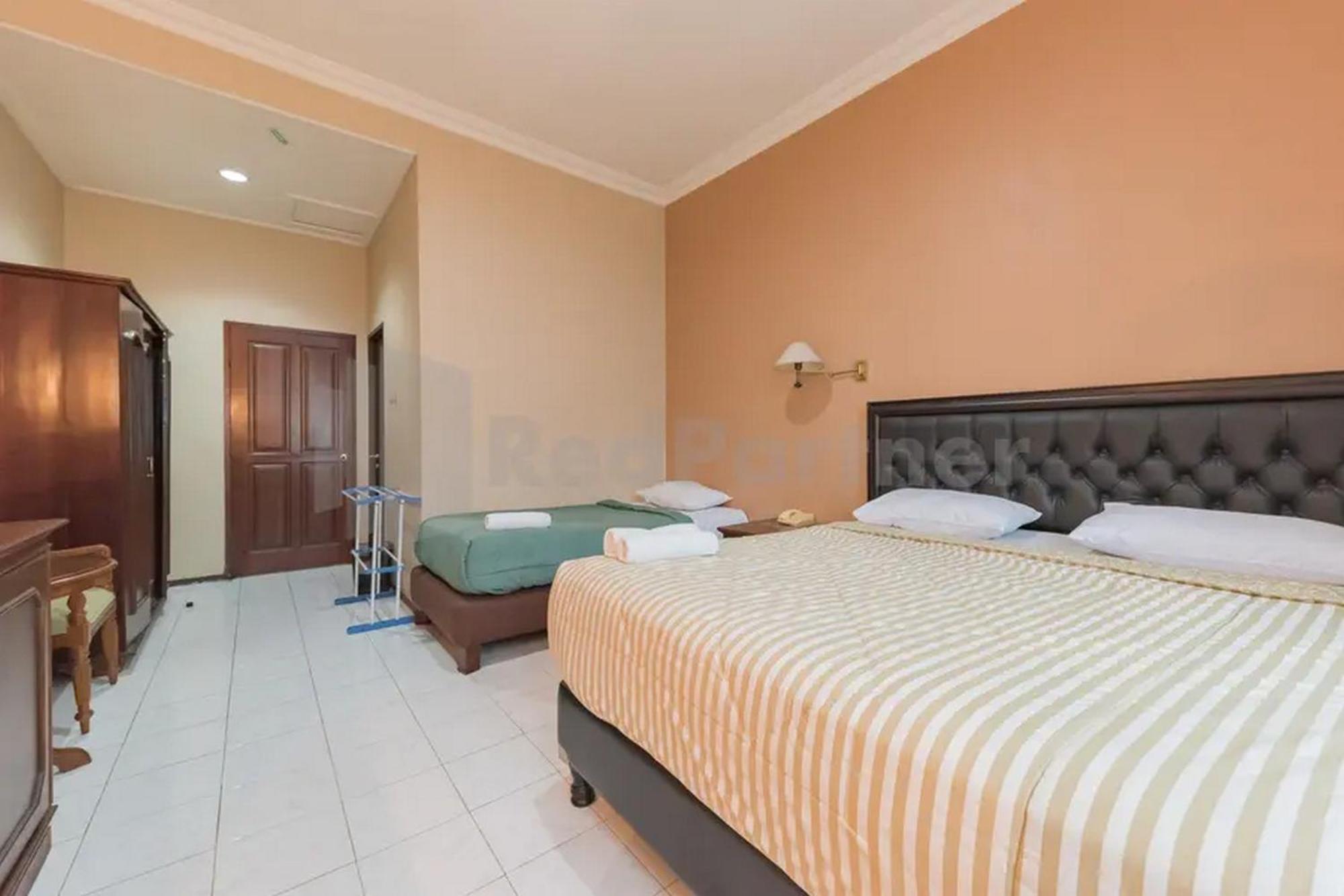 Hotel Ayong Linggarjati Kuningan Mitra Reddoorz ภายนอก รูปภาพ