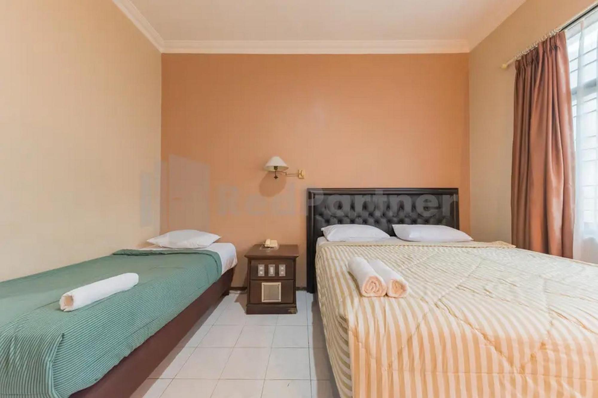 Hotel Ayong Linggarjati Kuningan Mitra Reddoorz ภายนอก รูปภาพ